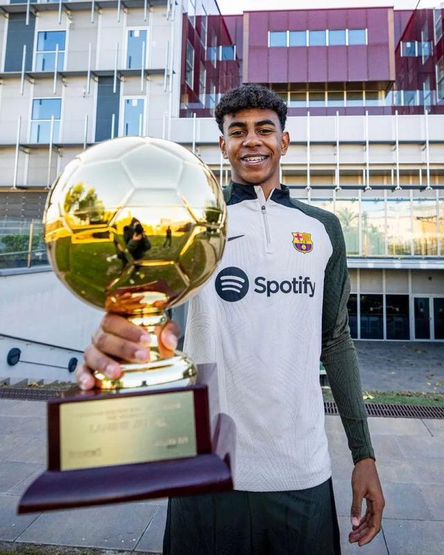 C罗在媒体评选的明年世界杯百大中高居第25！梅西仅第八！