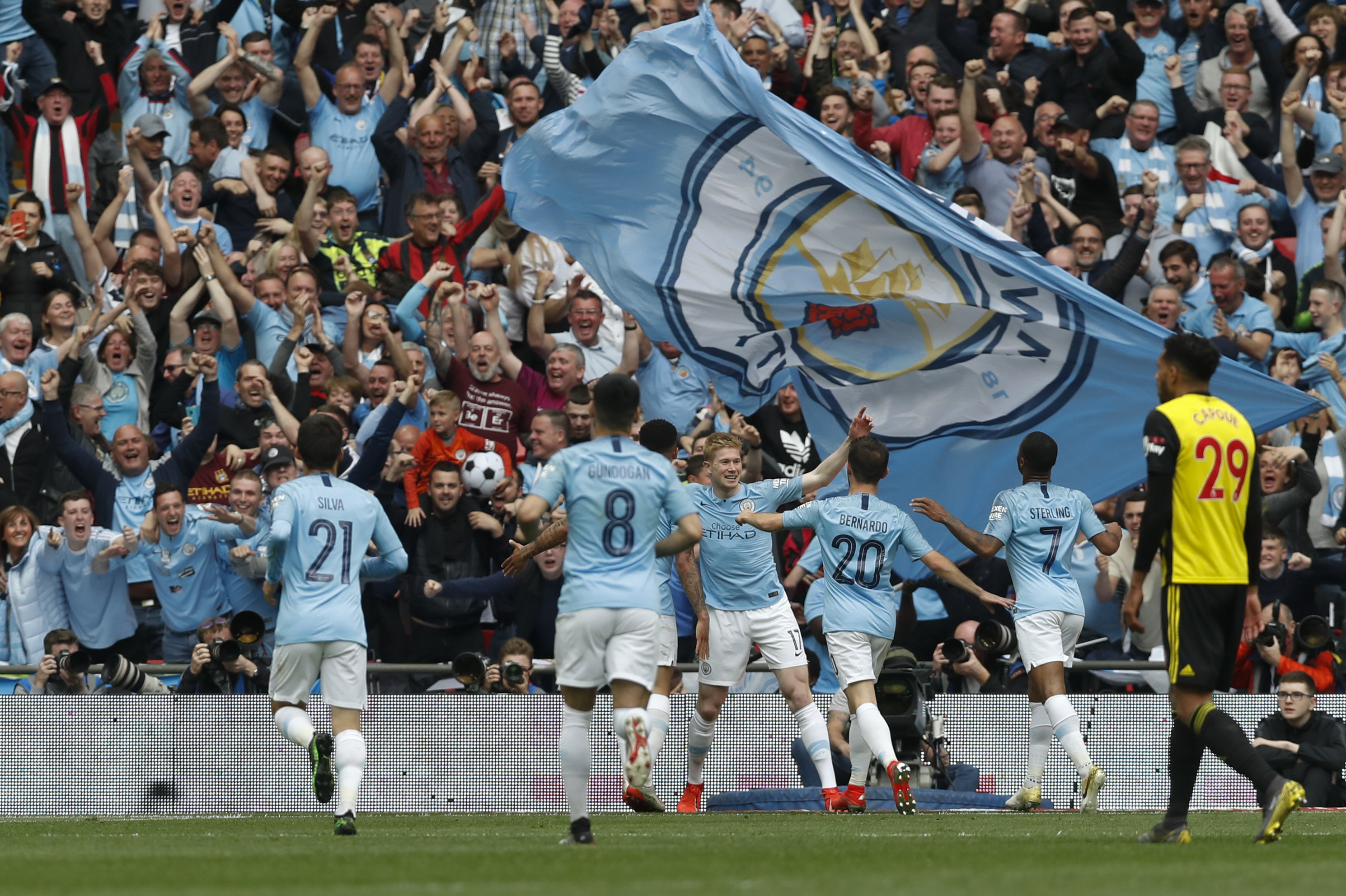 德甲半场：布兰特破门，吉拉西倒地未判点，多特1-0霍芬海姆